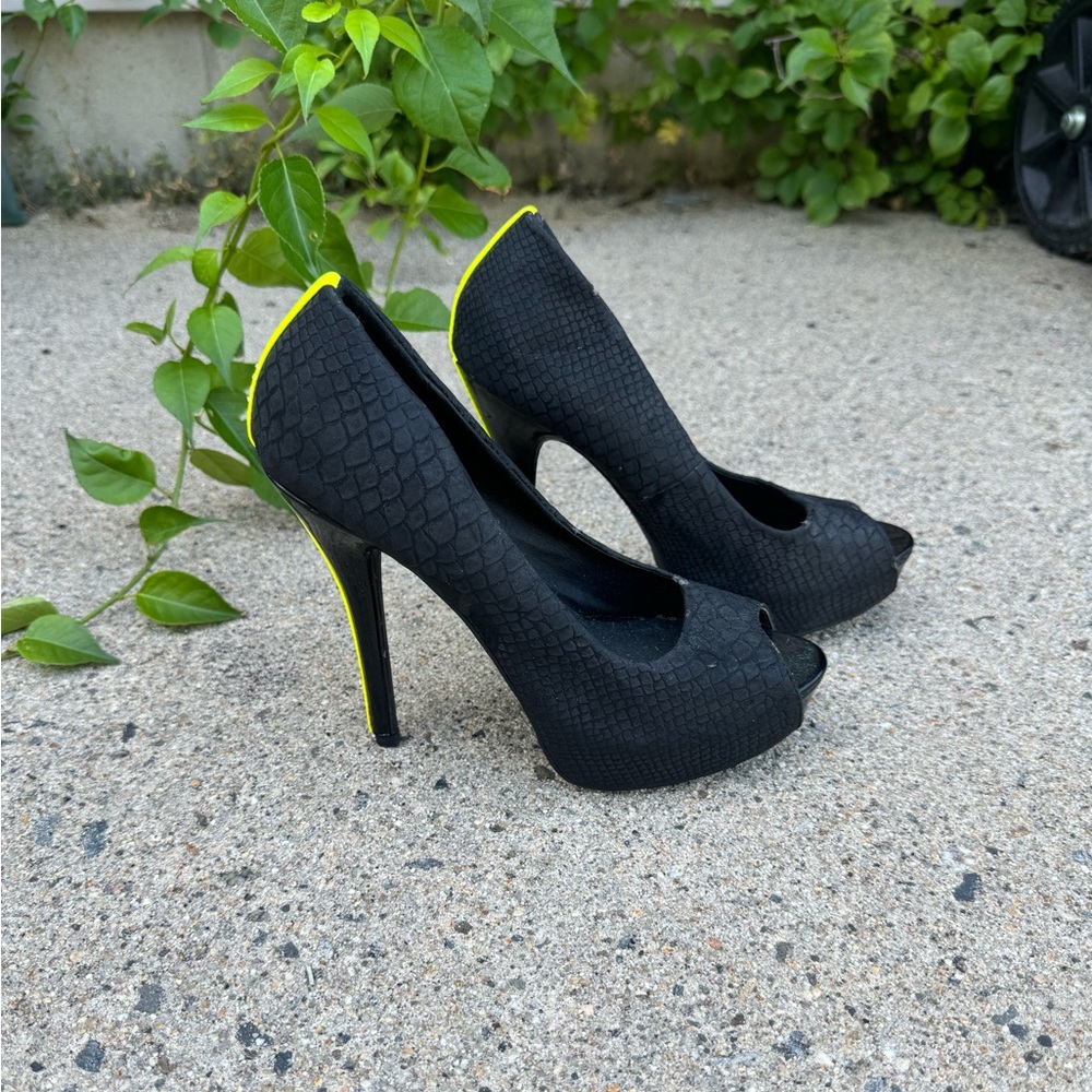 2B Bebe Black Pumps w/ Neon Green Accent